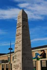 Parvis de la gare : L'Obélisque et le Menhir